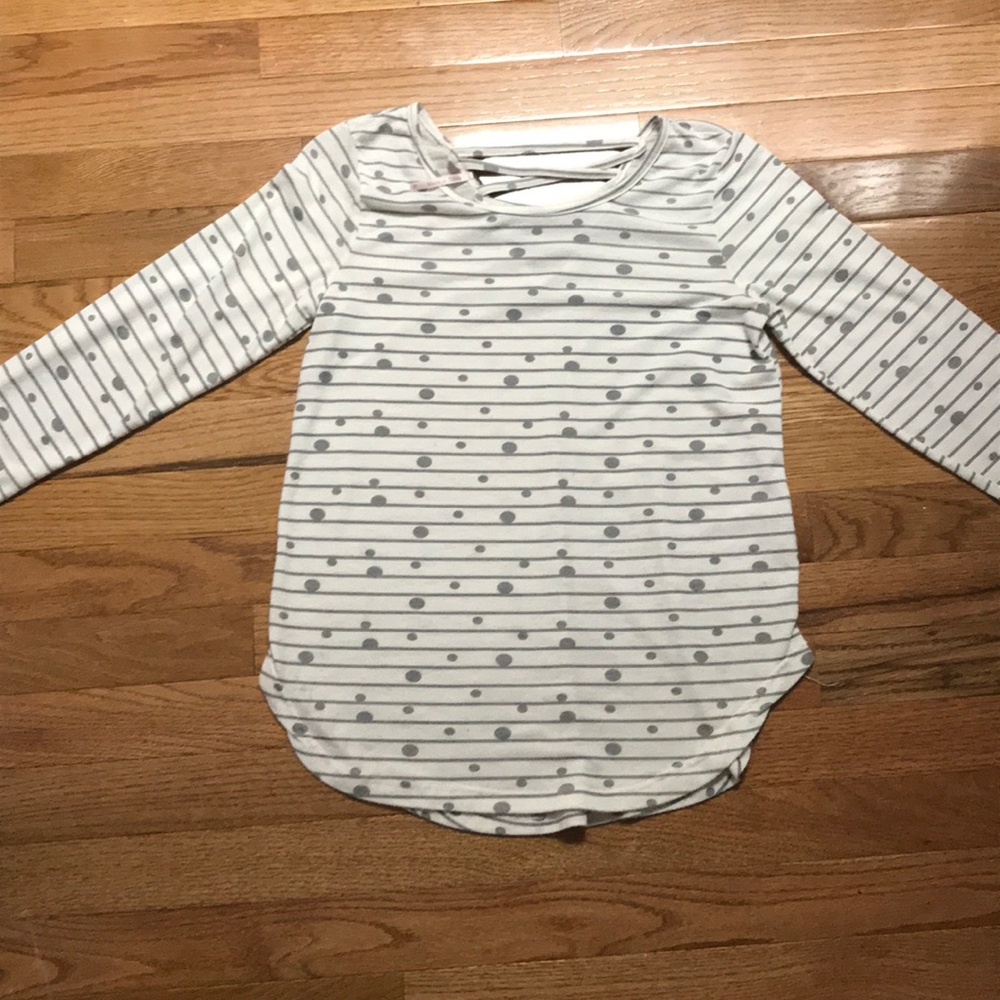 Really cute long sleeve shirt with crossed back